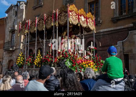 Mitglieder des Cofradía del Cristo del Gran Poder tragen während einer Semana-Santa-Prozession in Spanien einen Paso durch die Straßen von Leon Stockfoto