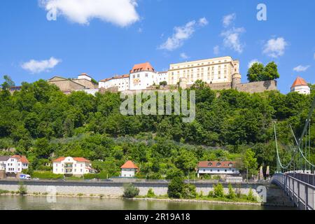 Passau, Bayern, Deutschland - 30. Mai 2022: Blick vom Römerplatz über die Donau bis zur Festung Veste Oberhaus. Stockfoto