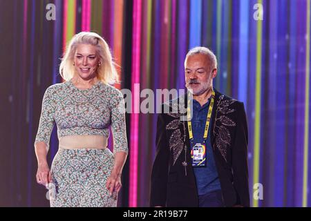 12. Mai 2023, Liverpool, Vereinigtes Königreich: Das Eurovision Song Contest Final veranstaltet die britische Schauspielerin Hannah Waddingham (Ted Lasso) und Graham Norton bei den Proben des Grand Final . Der Wettbewerb findet in Liverpool statt, nachdem die Ukraine, Gewinner des Wettbewerbs 2022 mit dem Song „Stefania“ von K. Orchestra, aufgrund von Sicherheitsbedenken, die durch die russische Invasion verursacht wurden, nicht in der Lage war, die Anforderungen der Veranstaltung zu erfüllen. (Kreditbild: © Andy von Pip/ZUMA Press Wire) NUR REDAKTIONELLE VERWENDUNG! Nicht für den kommerziellen GEBRAUCH! Stockfoto