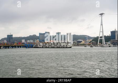 Ein Kreuzfahrtschiff für Ambassador Cruise liegt im internationalen Hafen von Ha Long im Nordosten Vietnams vor Anker. Stockfoto