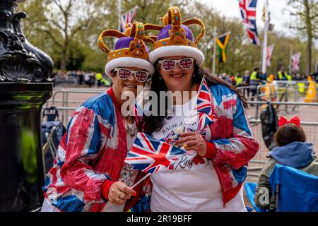 Am Tag vor der Krönung von König Karl III., London, Großbritannien, versammeln sich die Menschen in der Mall, um die King's Procession zu beobachten. Stockfoto