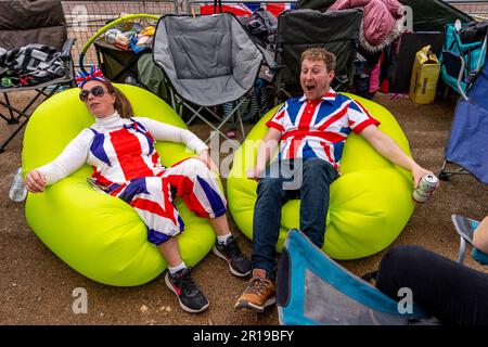 Young People Camp in der Mall, um den Tag vor der Krönung von König Karl III., London, Großbritannien, zu beobachten. Stockfoto