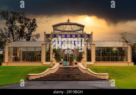 Ein Glashaus mit einer Treppe zum Eingang bei Sonnenuntergang Stockfoto