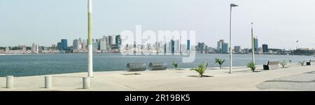 Panoramablick auf die Innenstadt von Luanda, von Cabo Island, Skyline-Gebäude der Stadt, Hafen von Luanda, Festung, Marginal und historisches Zentrum Bu Stockfoto