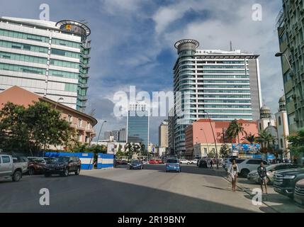 Luanda Angola - 03 24 2023: Blick auf die Rainha Ginga Street, Sonangol Hauptsitz, öffentliche angolanische Ölgesellschaft, Gebäude in der Innenstadt, Personen und Fahrzeuge Stockfoto