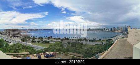 Luanda Angola - 03 24 2023 Uhr: Atemberaubender Panoramablick von der Festung Luanda, Blick auf die Innenstadt von Luanda, Bucht, Cabo Island und Hafen von Luanda, Marginal A. Stockfoto