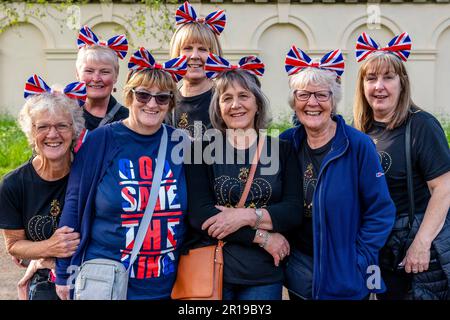 Am Tag vor der Krönung von König Karl III., London, Großbritannien, versammeln sich die Menschen in der Mall, um die King's Procession zu beobachten. Stockfoto