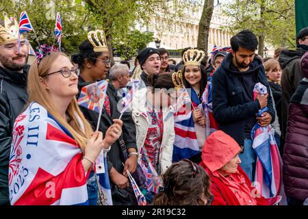 Junge Briten zelten in der Mall für die Krönung von König Karl III., London, Großbritannien. Stockfoto