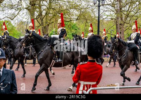 Mitglieder der Haushaltskavallerie nehmen an der King's Procession entlang der Mall, der Krönung von König Karl III., London, Großbritannien, Teil. Stockfoto