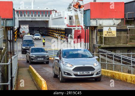 Ardrossan, Großbritannien. 12. Mai 2023. UK. Nach mehreren Wochen Verspätung aufgrund von Wartungsproblemen nahm der MS Alfred heute den CALMAC-Dienst auf, mit seinen ersten Abfahrten auf der Westküsten-Arran-Route. Der Katamaran, der von Pentland Ferries gemietet wird, wird voraussichtlich zweimal täglich zwischen Ardrossan und Brodick fahren und kann für andere Überfahrten verwendet werden, einschließlich von Loch Maddy und Ullapool. Kredit: Findlay/Alamy Live News Stockfoto