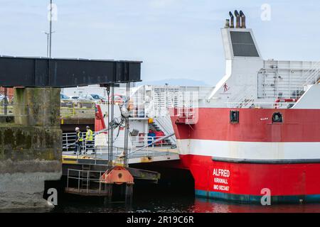 Ardrossan, Großbritannien. 12. Mai 2023. UK. Nach mehreren Wochen Verspätung aufgrund von Wartungsproblemen nahm der MS Alfred heute den CALMAC-Dienst auf, mit seinen ersten Abfahrten auf der Westküsten-Arran-Route. Der Katamaran, der von Pentland Ferries gemietet wird, wird voraussichtlich zweimal täglich zwischen Ardrossan und Brodick fahren und kann für andere Überfahrten verwendet werden, einschließlich von Loch Maddy und Ullapool. Kredit: Findlay/Alamy Live News Stockfoto