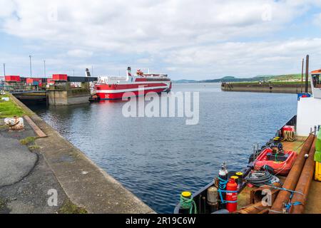 Ardrossan, Großbritannien. 12. Mai 2023. UK. Nach mehreren Wochen Verspätung aufgrund von Wartungsproblemen nahm der MS Alfred heute den CALMAC-Dienst auf, mit seinen ersten Abfahrten auf der Westküsten-Arran-Route. Der Katamaran, der von Pentland Ferries gemietet wird, wird voraussichtlich zweimal täglich zwischen Ardrossan und Brodick fahren und kann für andere Überfahrten verwendet werden, einschließlich von Loch Maddy und Ullapool. Kredit: Findlay/Alamy Live News Stockfoto