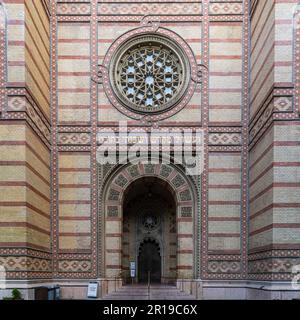 Budapest, Ungarn - 25. November 2022: Haupteingang der großen Synagoge in Budapest, Ungarn. Stockfoto