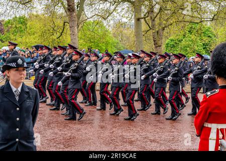 Soldaten der britischen Armee nehmen an der King's Procession entlang der Mall, der Krönung von König Karl III., London, Großbritannien, Teil. Stockfoto