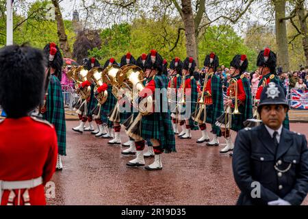 Soldaten der britischen Armee marschieren entlang der Mall als Teil der King's Procession, der Krönung von König Karl III., London, Großbritannien. Stockfoto