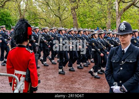 Royal Navy Ratings marschieren entlang der Mall im Rahmen der Krönungsprozession, der Krönung von König Karl III., London, Großbritannien. Stockfoto