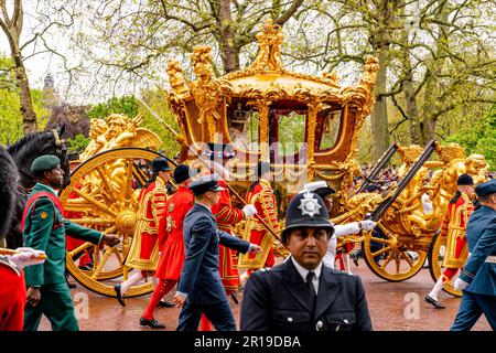 King Charles III und Queen Camilla reisen zurück zum Buckingham Palace im Gold State Coach im Rahmen der Krönungsprozession, London, Großbritannien. Stockfoto