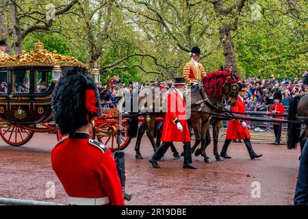 The Prince of Wales and Family Reise zurück zum Buckingham Palace in der Krönungsprozession, der Krönung von König Karl III., London, Großbritannien. Stockfoto