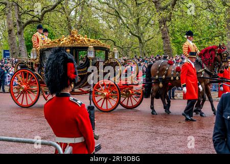 The Prince of Wales and Family Reise zurück zum Buckingham Palace in der Krönungsprozession, der Krönung von König Karl III., London, Großbritannien. Stockfoto