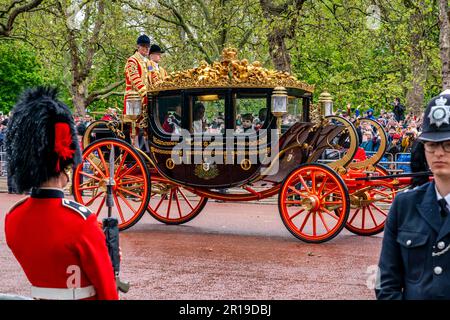 The Prince of Wales and Family Reise zurück zum Buckingham Palace in der Krönungsprozession, der Krönung von König Karl III., London, Großbritannien. Stockfoto