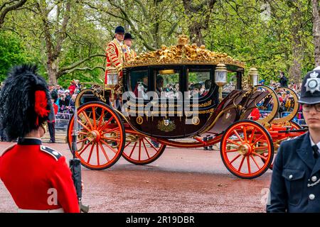 The Prince of Wales and Family Reise zurück zum Buckingham Palace in der Krönungsprozession, der Krönung von König Karl III., London, Großbritannien. Stockfoto