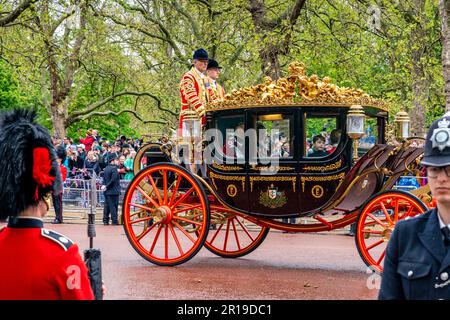 The Prince of Wales and Family Reise zurück zum Buckingham Palace in der Krönungsprozession, der Krönung von König Karl III., London, Großbritannien. Stockfoto