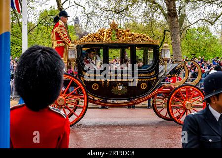 The Prince of Wales and Family Reise zurück zum Buckingham Palace in der Krönungsprozession, der Krönung von König Karl III., London, Großbritannien. Stockfoto