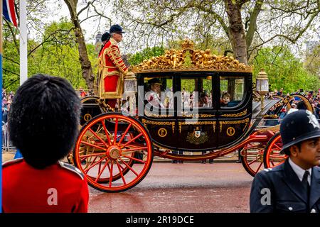 The Prince of Wales and Family Reise zurück zum Buckingham Palace in der Krönungsprozession, der Krönung von König Karl III., London, Großbritannien. Stockfoto