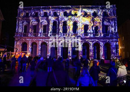 Bergamo, Italien. 18. Februar 2023. Eine allgemeine Übersicht über eine Installation anlässlich der Eröffnung des Festival Light is Life anlässlich des Bergamo Brescia, der italienischen Kulturhauptstadt 2023 in Bergamo am 17. Februar 2023 in Mailand, Italien. (Foto von Alessandro Bremec/NurPhoto)0 Kredit: NurPhoto SRL/Alamy Live News Stockfoto