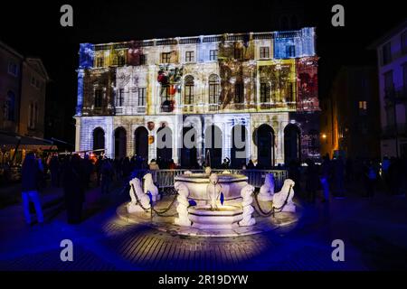 Bergamo, Italien. 18. Februar 2023. Eine allgemeine Übersicht über eine Installation anlässlich der Eröffnung des Festival Light is Life anlässlich des Bergamo Brescia, der italienischen Kulturhauptstadt 2023 in Bergamo am 17. Februar 2023 in Mailand, Italien. (Foto von Alessandro Bremec/NurPhoto)0 Kredit: NurPhoto SRL/Alamy Live News Stockfoto