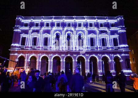 Bergamo, Italien. 18. Februar 2023. Eine allgemeine Übersicht über eine Installation anlässlich der Eröffnung des Festival Light is Life anlässlich des Bergamo Brescia, der italienischen Kulturhauptstadt 2023 in Bergamo am 17. Februar 2023 in Mailand, Italien. (Foto von Alessandro Bremec/NurPhoto)0 Kredit: NurPhoto SRL/Alamy Live News Stockfoto