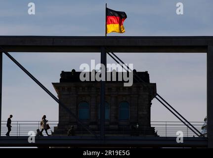 Berlin, Deutschland. 11. Mai 2023. Die Flagge Deutschlands fliegt auf dem Dach eines Turms auf dem Reichstagsgebäude. Kredit: Paul Zinken/dpa/Alamy Live News Stockfoto