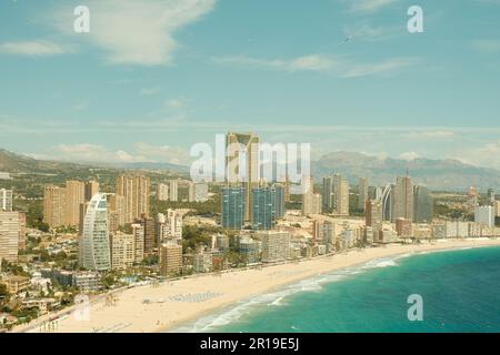 Panoramablick auf den Strand von Benidorm Poniente. Stadtbild von Benidorm mit Strand, Wolkenkratzern, Hotels und türkisblauem Mittelmeer. Antenne Stockfoto