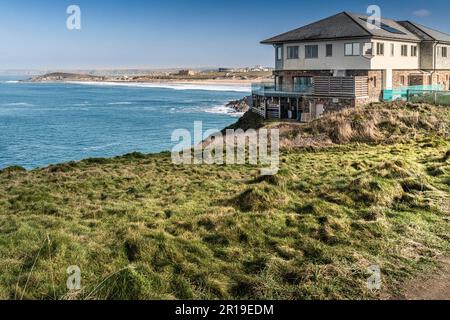 Das Lewinnick Lodge Restaurant und Hotel mit Blick auf die Fistral Bay an der Küste von Newquay in Cornwall in England in Großbritannien. Stockfoto