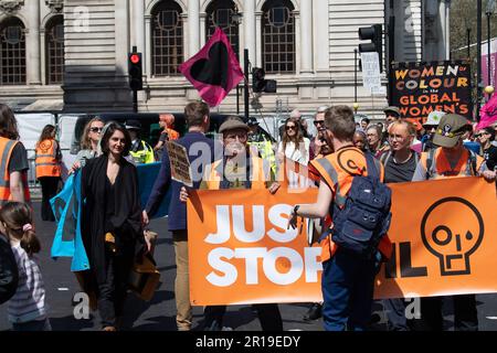 BILDER ABLEGEN. 12. Mai 2023 London, Großbritannien. 13 Just Stop Oil-Aktivisten wurden Berichten zufolge am Donnerstag, den 11. Mai 2023, außerhalb der Downing Street festgenommen. In England und Wales wurde ein neues Gesetz erlassen, das eine Freiheitsstrafe von 12 Monaten für Demonstranten, die Straßen blockieren, und eine sechsmonatige Freiheitsstrafe oder eine unbegrenzte Geldstrafe für alle, die andere Personen, Gegenstände oder Gebäude ansperren, vorsieht. London, Großbritannien. 29. April 2023. Ein Just Stop Oil Protest in London am 29. April 2023 gegen die Inhaftierung von zwei Just Stop Oil Demonstranten Marcus Decker und Morgan Trowland. Kredit: Maureen McLean/Alamy Stockfoto