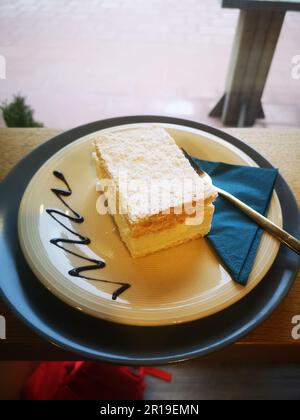 Ein Stück Kuchen, gegessen in der Nähe des Schwarzwaldes in Deutschland Stockfoto