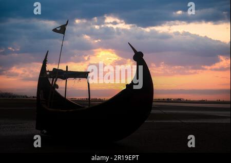 Einzigartiges, mondförmiges Fischerboot, das nur auf dem Cox's Bazar in Bangladesch zu finden ist - Heimat des längsten Sandstrandes der Welt. Stockfoto