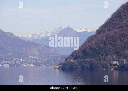 Berggipfel rund um den Comer See Stockfoto