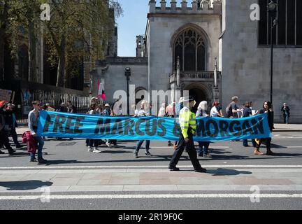 BILDER ABLEGEN. 12. Mai 2023 London, Großbritannien. 13 Just Stop Oil-Aktivisten wurden Berichten zufolge am Donnerstag, den 11. Mai 2023, außerhalb der Downing Street festgenommen. In England und Wales wurde ein neues Gesetz erlassen, das eine Freiheitsstrafe von 12 Monaten für Demonstranten, die Straßen blockieren, und eine sechsmonatige Freiheitsstrafe oder eine unbegrenzte Geldstrafe für alle, die andere Personen, Gegenstände oder Gebäude ansperren, vorsieht. London, Großbritannien. 29. April 2023. Ein Just Stop Oil Protest in London am 29. April 2023 gegen die Inhaftierung von zwei Just Stop Oil Demonstranten Marcus Decker und Morgan Trowland. Kredit: Maureen McLean/Alamy Stockfoto
