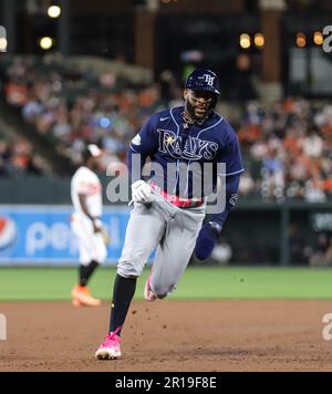 Tampa Bay Rays erster Baseman Yandy Diaz (2) rennt in Richtung Dritter und rundet die Basis nach Hause, nachdem Franco (5) am 10. Mai 2023 im Oriole Park in Camden Yards in Baltimore MD eine Single in das Außenfeld trifft (Bild von Sport/Alyssa Howell) Stockfoto