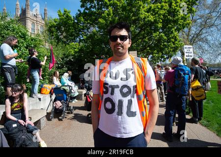 BILDER ABLEGEN. 12. Mai 2023 London, Großbritannien. 13 Just Stop Oil-Aktivisten wurden Berichten zufolge am Donnerstag, den 11. Mai 2023, außerhalb der Downing Street festgenommen. In England und Wales wurde ein neues Gesetz erlassen, das eine Freiheitsstrafe von 12 Monaten für Demonstranten, die Straßen blockieren, und eine sechsmonatige Freiheitsstrafe oder eine unbegrenzte Geldstrafe für alle, die andere Personen, Gegenstände oder Gebäude ansperren, vorsieht. London, Großbritannien. 29. April 2023. Ein Just Stop Oil Protest in London am 29. April 2023 gegen die Inhaftierung von zwei Just Stop Oil Demonstranten Marcus Decker und Morgan Trowland. Kredit: Maureen McLean/Alamy Stockfoto