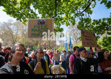 BILDER ABLEGEN. 12. Mai 2023 London, Großbritannien. 13 Just Stop Oil-Aktivisten wurden Berichten zufolge am Donnerstag, den 11. Mai 2023, außerhalb der Downing Street festgenommen. In England und Wales wurde ein neues Gesetz erlassen, das eine Freiheitsstrafe von 12 Monaten für Demonstranten, die Straßen blockieren, und eine sechsmonatige Freiheitsstrafe oder eine unbegrenzte Geldstrafe für alle, die andere Personen, Gegenstände oder Gebäude ansperren, vorsieht. London, Großbritannien. 29. April 2023. Ein Just Stop Oil Protest in London am 29. April 2023 gegen die Inhaftierung von zwei Just Stop Oil Demonstranten Marcus Decker und Morgan Trowland. Kredit: Maureen McLean/Alamy Stockfoto