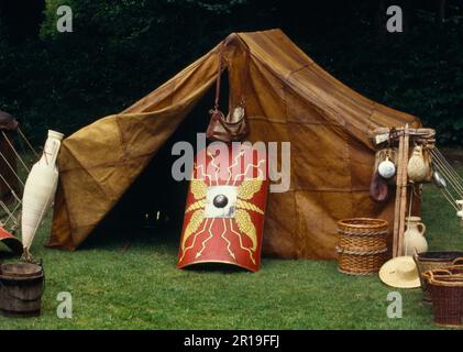 Ein Ziegenzelt und andere Nachbildungen römischer Militärausrüstung bei einer Ausstellung der Ermine Street Guard im Loggerheads Country Park, Denbighshire, Wales, Großbritannien. Stockfoto