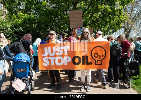 BILDER ABLEGEN. 12. Mai 2023 London, Großbritannien. 13 Just Stop Oil-Aktivisten wurden Berichten zufolge am Donnerstag, den 11. Mai 2023, außerhalb der Downing Street festgenommen. In England und Wales wurde ein neues Gesetz erlassen, das eine Freiheitsstrafe von 12 Monaten für Demonstranten, die Straßen blockieren, und eine sechsmonatige Freiheitsstrafe oder eine unbegrenzte Geldstrafe für alle, die andere Personen, Gegenstände oder Gebäude ansperren, vorsieht. London, Großbritannien. 29. April 2023. Ein Just Stop Oil Protest in London am 29. April 2023 gegen die Inhaftierung von zwei Just Stop Oil Demonstranten Marcus Decker und Morgan Trowland. Kredit: Maureen McLean/Alamy Stockfoto