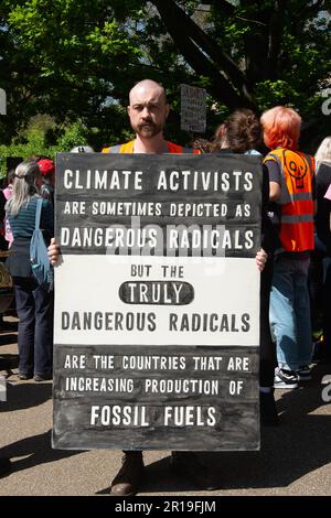 BILDER ABLEGEN. 12. Mai 2023 London, Großbritannien. 13 Just Stop Oil-Aktivisten wurden Berichten zufolge am Donnerstag, den 11. Mai 2023, außerhalb der Downing Street festgenommen. In England und Wales wurde ein neues Gesetz erlassen, das eine Freiheitsstrafe von 12 Monaten für Demonstranten, die Straßen blockieren, und eine sechsmonatige Freiheitsstrafe oder eine unbegrenzte Geldstrafe für alle, die andere Personen, Gegenstände oder Gebäude ansperren, vorsieht. London, Großbritannien. 29. April 2023. Ein Just Stop Oil Protest in London am 29. April 2023 gegen die Inhaftierung von zwei Just Stop Oil Demonstranten Marcus Decker und Morgan Trowland. Kredit: Maureen McLean/Alamy Stockfoto