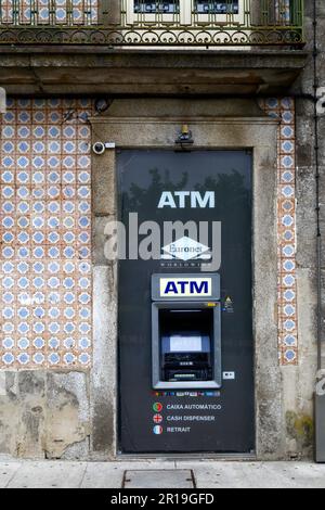 Mehrsprachiger Geldautomat Euronet Worldwide in Pracalo de Carlos Alberto, Porto/Porto, Portugal Stockfoto