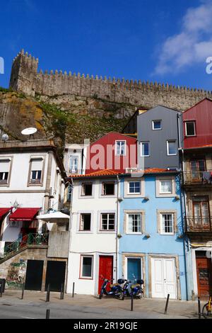 Mopeds parken vor Gebäuden auf der Av Gustavo Eiffel, alte Stadtmauern von Muralha Fernandina im Hintergrund, Ribeira Viertel, Porto/Porto, Portugal Stockfoto