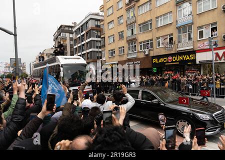 Istanbul, Istanbul, Türkei. 12. Mai 2023. Der türkische Präsident Recep Tayyip Erdogan winkt seinen Anhängern die Hand, als er zu einer Wahlkampagne für die Partei für Gerechtigkeit und Entwicklung (AKP) im Stadtteil Bahcelievler im Zentrum von Istanbul kam. Präsidentschaftskandidaten aller Parteien veranstalten in den letzten Tagen Wahlkampfkundgebungen in der gesamten Türkei. (Kreditbild: © Shady Alassar/ZUMA Press Wire) NUR REDAKTIONELLE VERWENDUNG! Nicht für den kommerziellen GEBRAUCH! Stockfoto