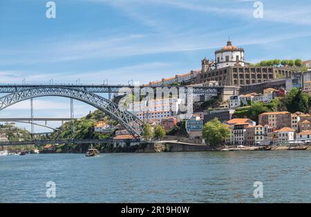 Porto, Portugal - 17. April 2023: Brücke Dom Louis I über den Fluss Douro mit dem Kloster Serra do Pilar im Hintergrund Stockfoto