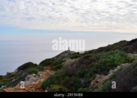 Blick auf den felsigen Pfad zum Leuchtturm Cape Tainaro, dem südlichsten Punkt des griechischen Festlands Stockfoto